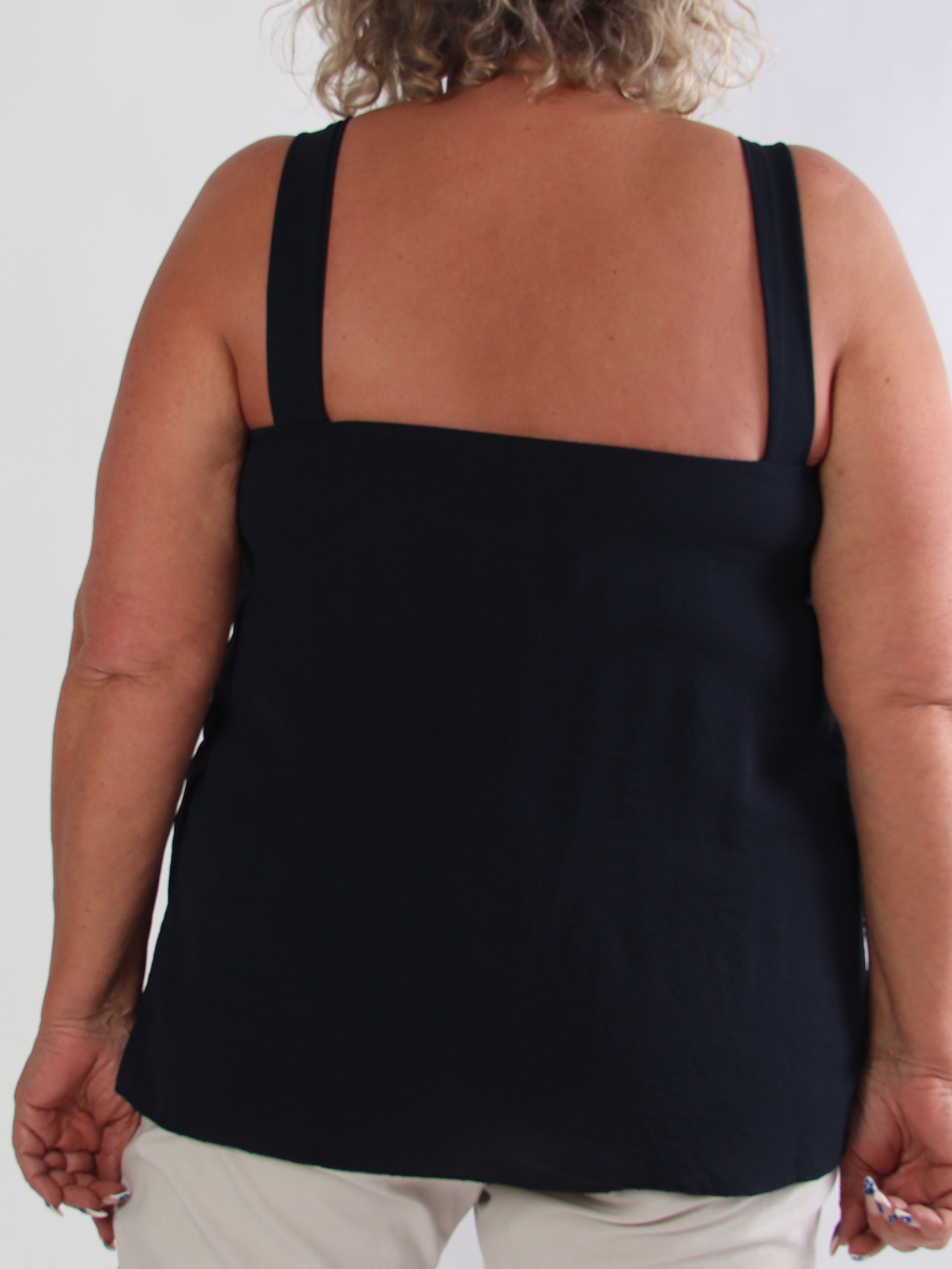 Dinah - Plus size top med dekorative guldspænder ved stropperne